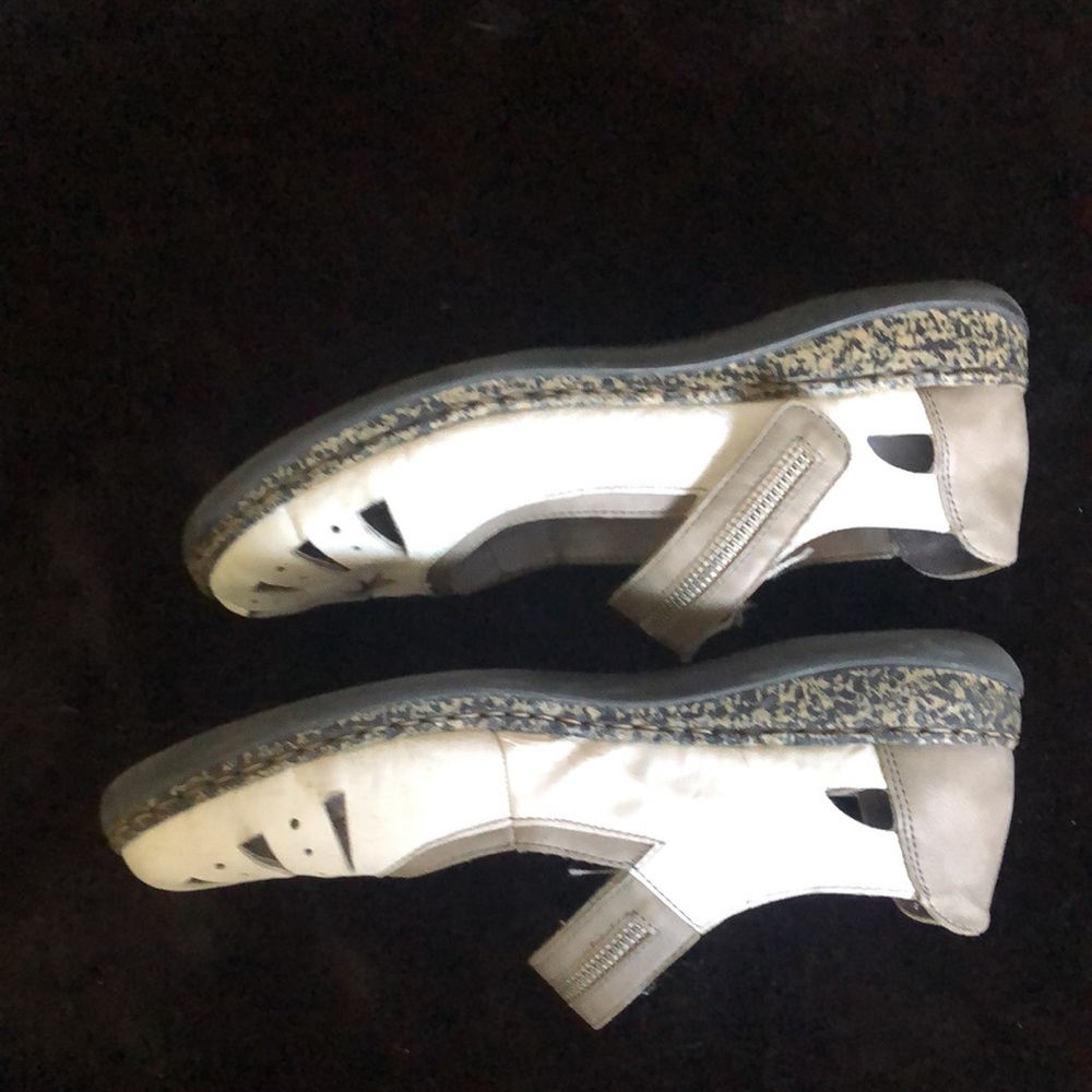 Shoes - Picture 7 of 9